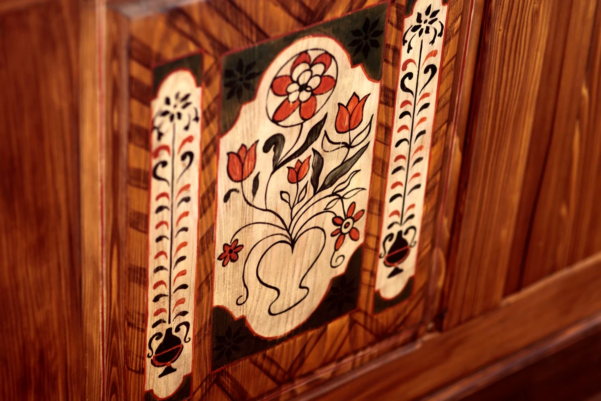 Boiserie alsacienne peinte de fleurs, dans la salle