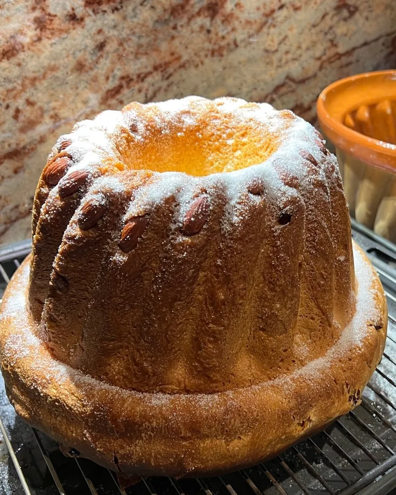 Kougelhopf saupoudré de sucre glace