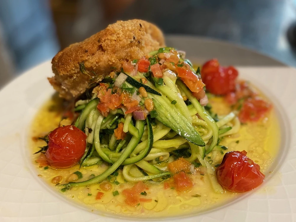 Un plat du jour : poisson pané, spaghettis de courgette et tomates rôties
