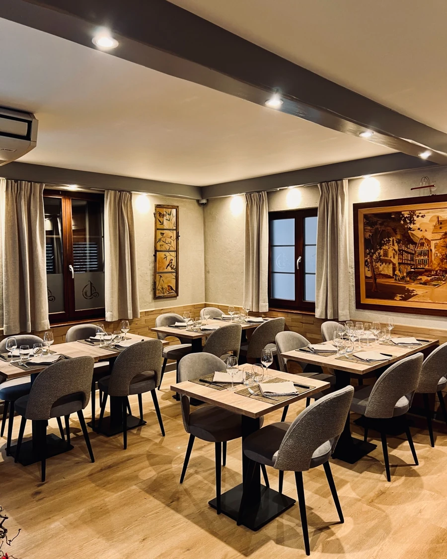 La grande salle, tables dressées et tableaux aux murs