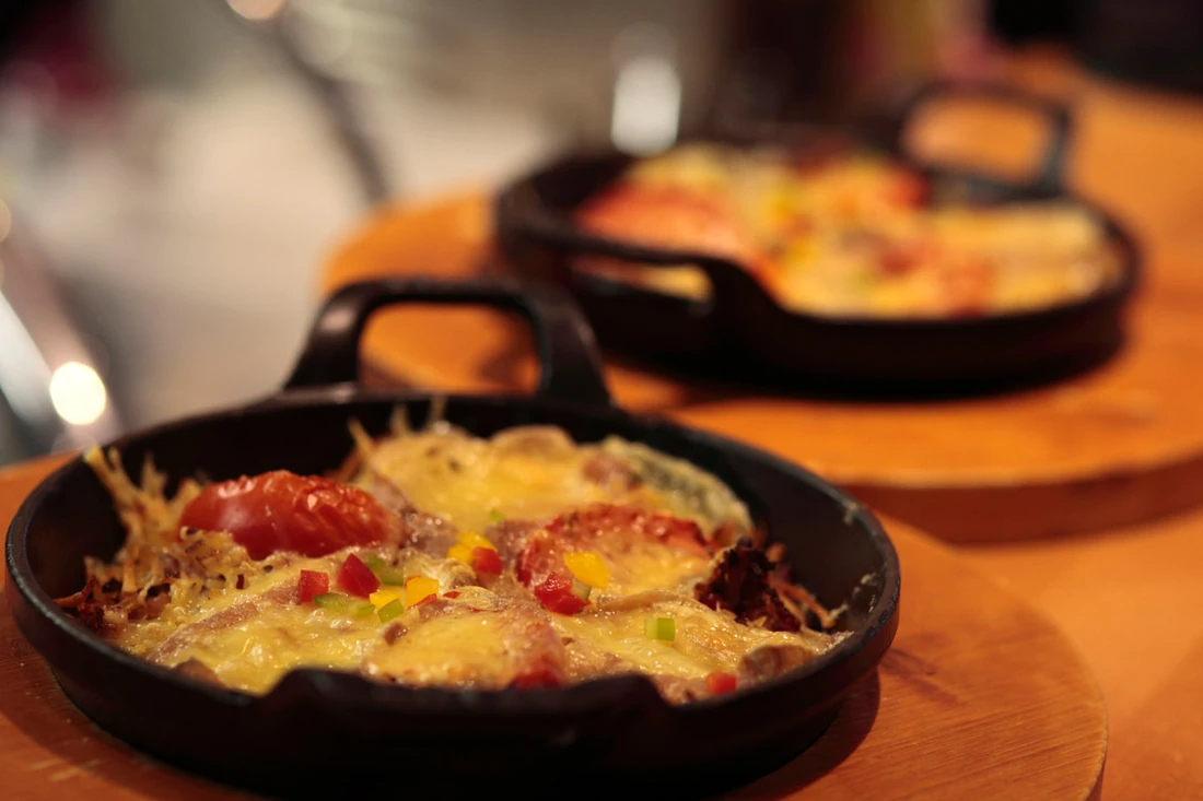Poêlées gratinées servies dans leur caquelon en fonte