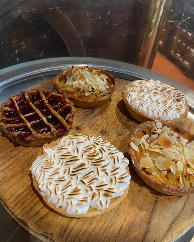Tartes maison sur une planche : meringuée, aux amandes, à la confiture